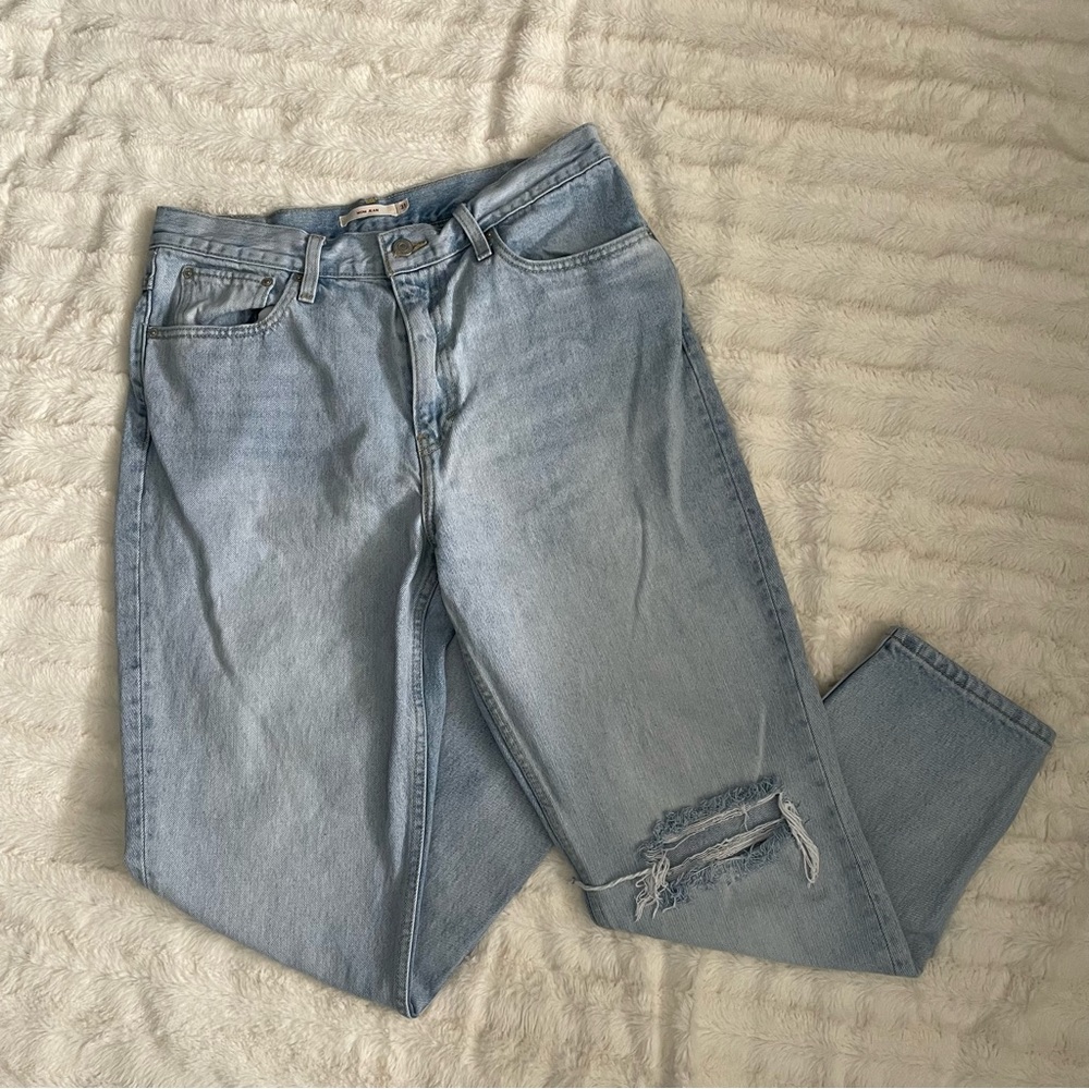 Levi’s Premium Light Wash Distress Mom Jeans Size 31